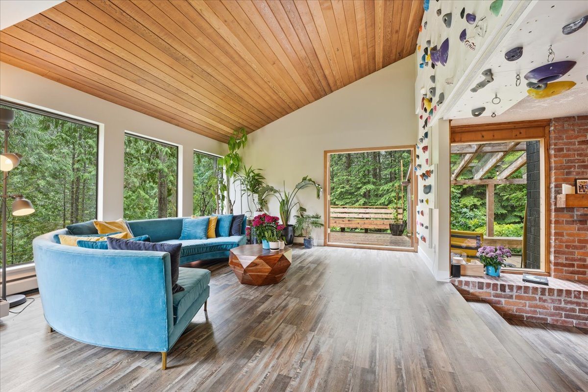 Living room opening onto the upper deck