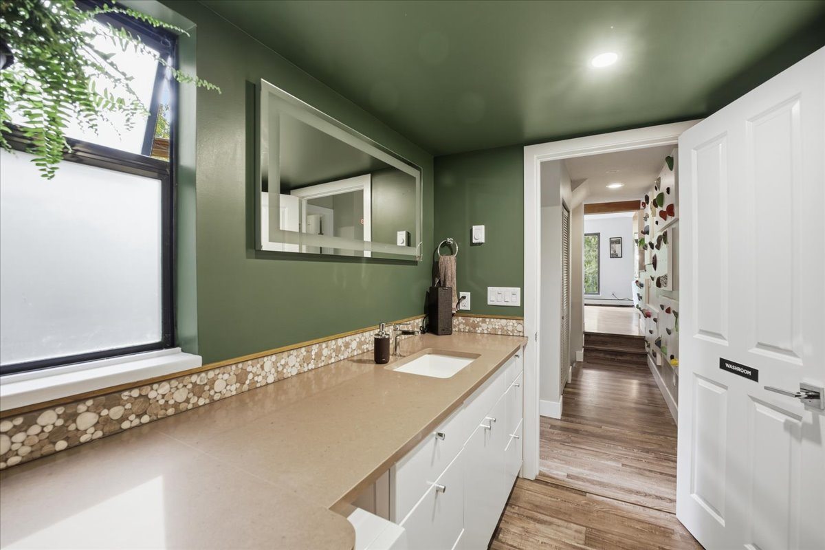 Main floor bathroom detail