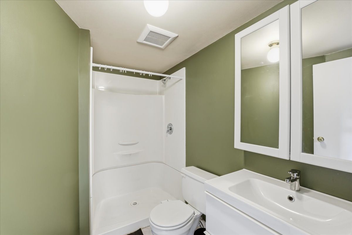 Secondary suite bathroom