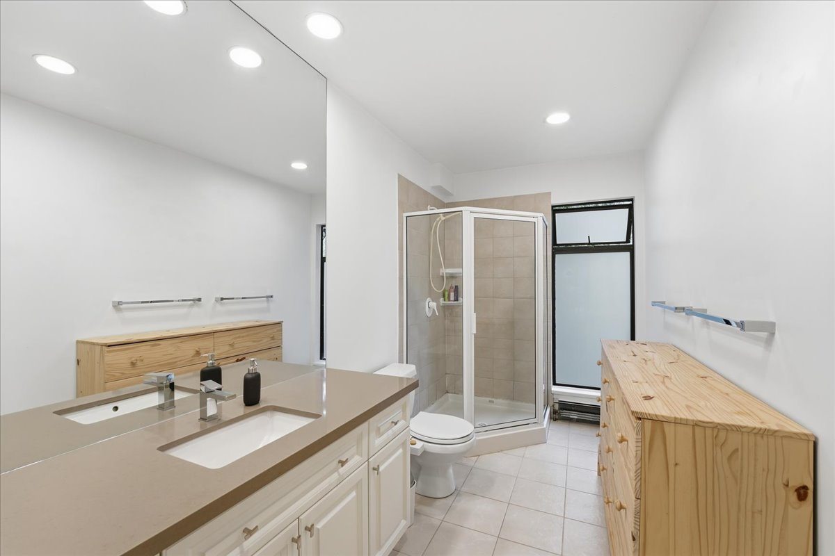 Upper bedroom two ensuite bathroom