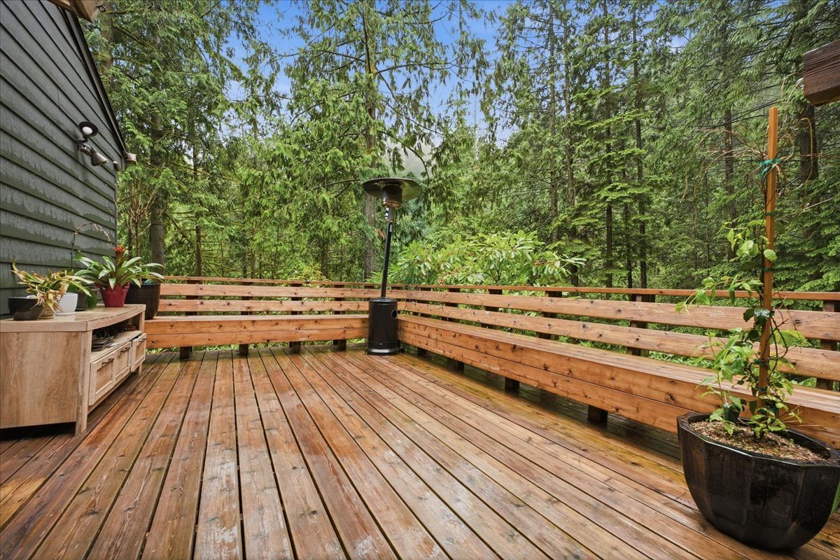 Upper side deck
